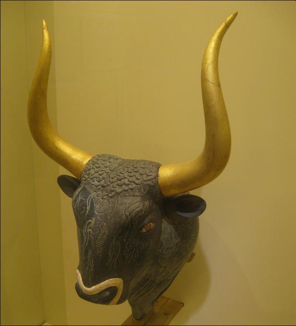 Bull-shaped rhyton