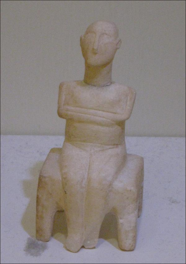 Seated marble Cycladic figurine